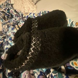 these are ugg slippers and they are black woth fleece.